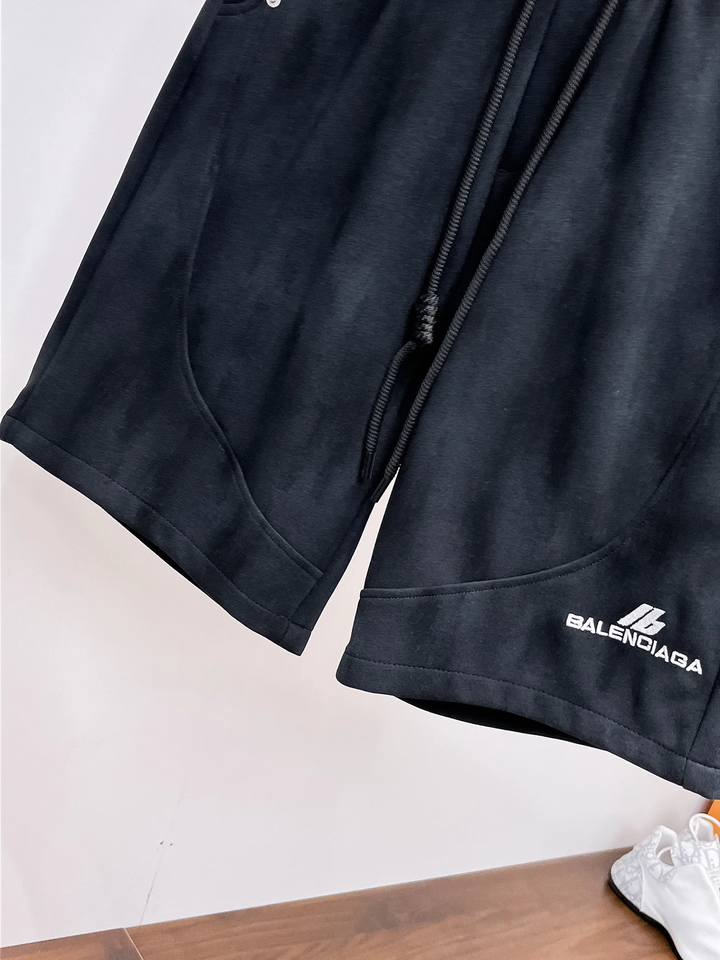 Balenciaga's three-standard complete 2026 summer New Arrival men's casual shorts, advanced custom-made Breathable fabric, Breathable fabric, extremely stretchy and comfortable, impeccable details, top-grade accessories, original logo design concept, delicate and soft feel! The upper body fit is awesome! Size: M-XXXL Please state your height and weight when ordering